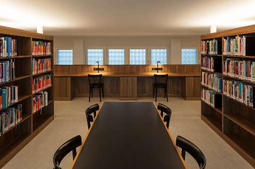 Separierte Bereiche der Luzerner Zentral- und Hochschulbibliothek ermöglichen ein konzentriertes und ruhiges Arbeiten. Foto: Roser AG
